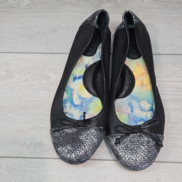 Born Women Stylish Black&Silver Leather Flats Ballet Shoes Sz 6.5M